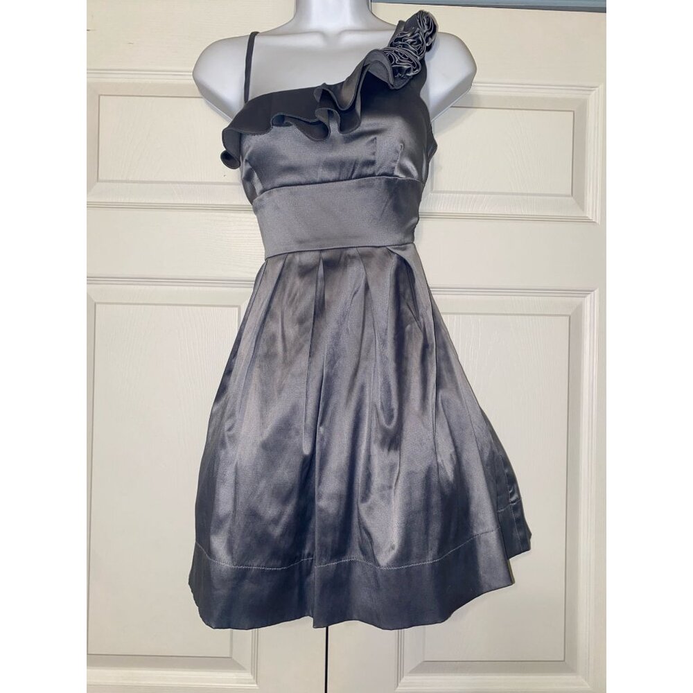 Elegant Gray One-Shoulder Satin Dress With Rosette Detail & Pleated Skirt For Ev